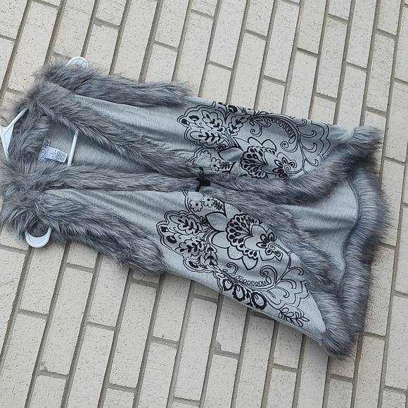 Gray Vest/Fur - Picture 6 of 10